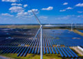 Pannelli solari e turbine eoliche della Wind, Solar and Fishing Base a Dongtai, vicino a Yancheng, provincia di Jiangsu, Cina
