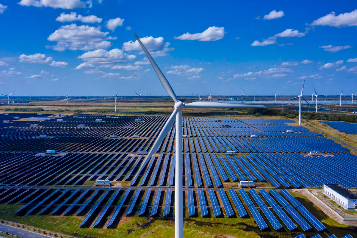 Pannelli solari e turbine eoliche della Wind, Solar and Fishing Base a Dongtai, vicino a Yancheng, provincia di Jiangsu, Cina