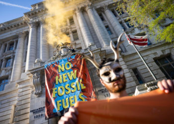 Protesta contro i combustibili fossili a Washington Dc (foto Ansa)