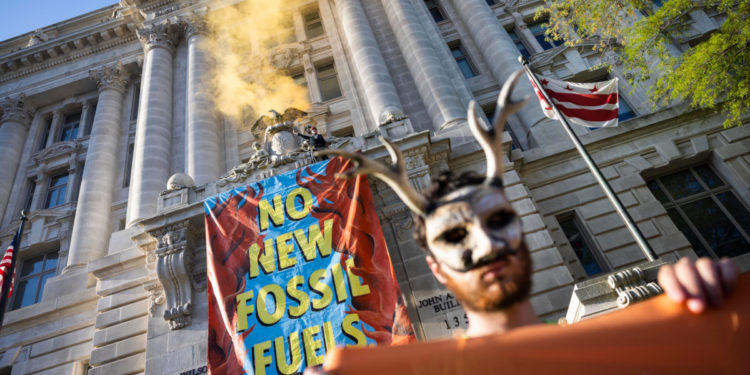 Protesta contro i combustibili fossili a Washington Dc (foto Ansa)