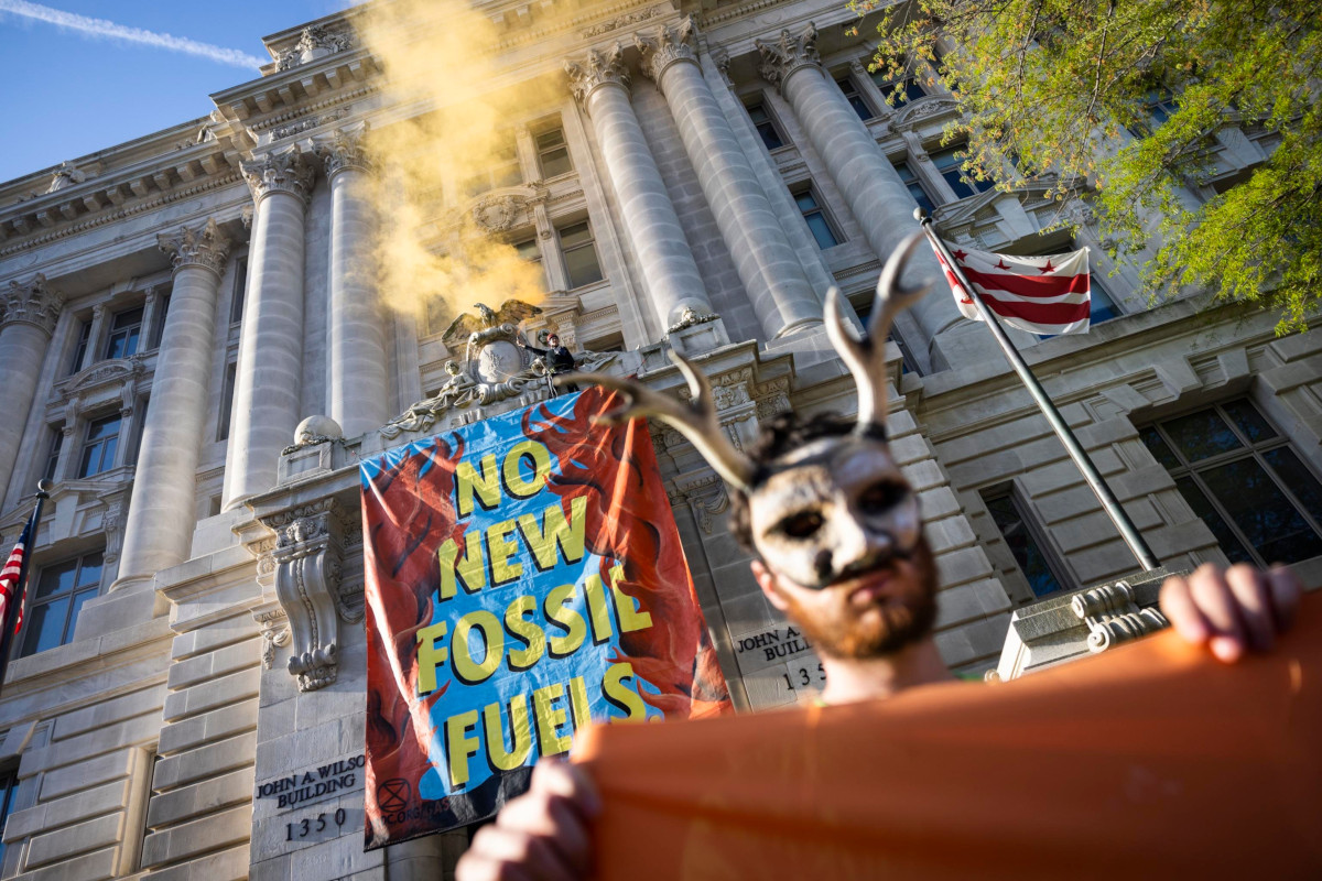 Protesta contro i combustibili fossili a Washington Dc (foto Ansa)