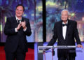 Roger Corman (a destra) con Quentin Tarantino sul palco del Festival di Cannes, 27 maggio 2023