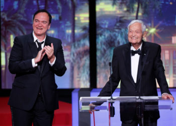 Roger Corman (a destra) con Quentin Tarantino sul palco del Festival di Cannes, 27 maggio 2023