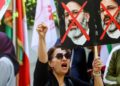 Manifestanti iraniani in Germania festeggiano per la morte del presidente Ebrahim Raisi