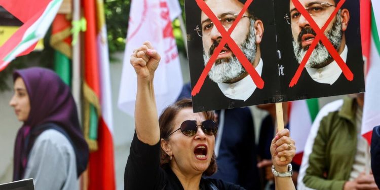 Manifestanti iraniani in Germania festeggiano per la morte del presidente Ebrahim Raisi