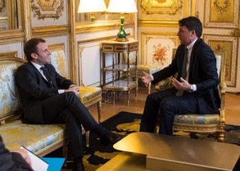 Il segretario del Pd Matteo Renzi con il presidente francese Emmanuel Macron, Parigi, 21 novembre 2017 (Ansa)