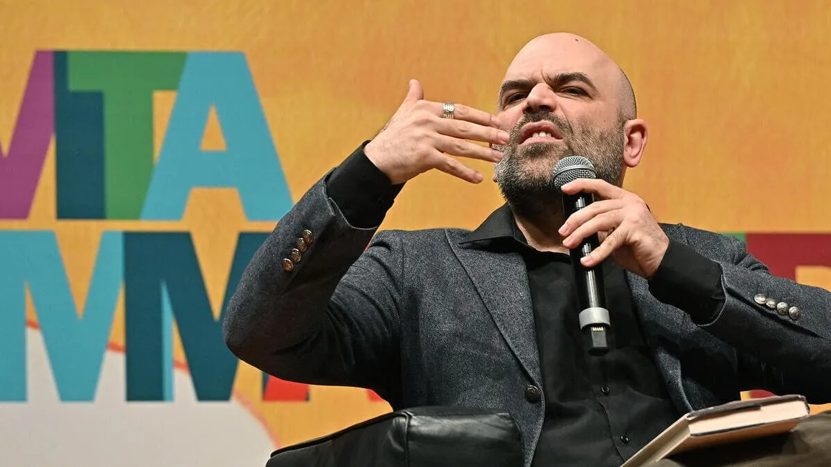 Roberto Saviano durante l'incontro con Salman Rushdie al Salone del Libro di Torino, 10 maggio 2024 (Ansa)