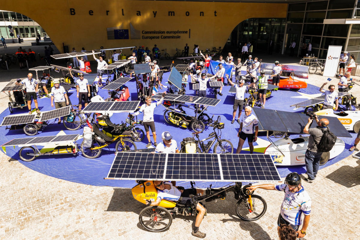 Partenza del “Sun Trip”, un tour dell’Europa a bordo di bici elettriche alimentate dal sole, davanti alla sede della Commissione europea, Bruxelles, 16 giugno 2021