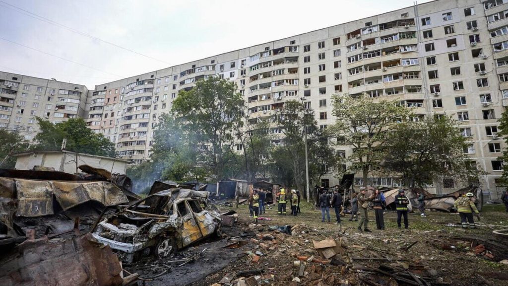 I soccorsi accorrono dopo un bombardamento russo a Kharkiv