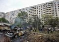I soccorsi accorrono dopo un bombardamento russo a Kharkiv