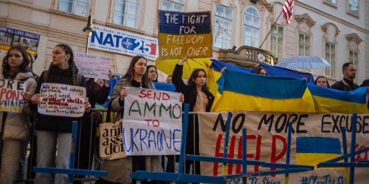 Manifestazione in Ucraina per invocare l'intervento della Nato