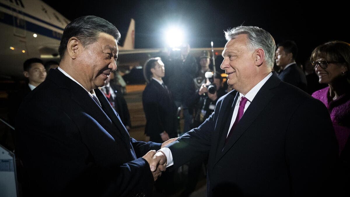 Il presidente cinese, Xi Jinping, e il premier ungherese, Viktor Orban, si incontrano a Budapest