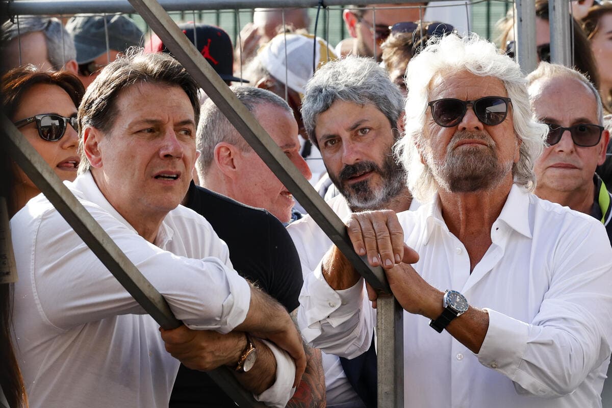 Il presidente del M5S, Giuseppe Conte con il fondatore Beppe Grillo, Roma, 17 giugno 2023 (Ansa)