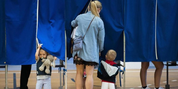epa07627821 Children accompany their parents in the voting booth during voting at Sundby Idraetspark polling station in Copenhagen, Denmark, 05 June 2019. Denmark is heading to the polls to elect a new parliament, the Folketing.  EPA/Martin Sylvest  DENMARK OUT