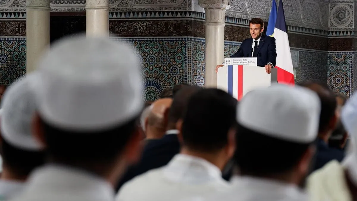 Emmanuel Macron visita la Grande moschea di Parigi nel 2022