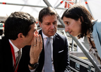 Il presidente del M5s Giuseppe Conte (al centro nella foto) con il segretario di Sinistra italiana Nicola Fratoianni e la segretaria del Pd Elly Schlein