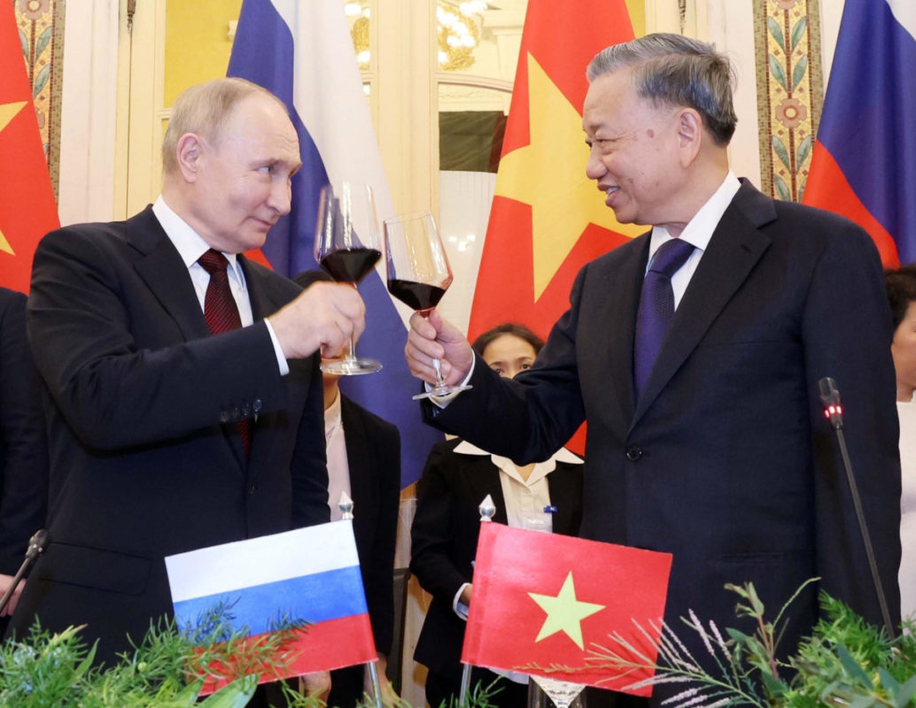 Vladimir Putin ad Hanoi con il presidente To Lam il 20 giugno scorso. Dopo la Corea del Nord il presidente russo è volato in Vietnam