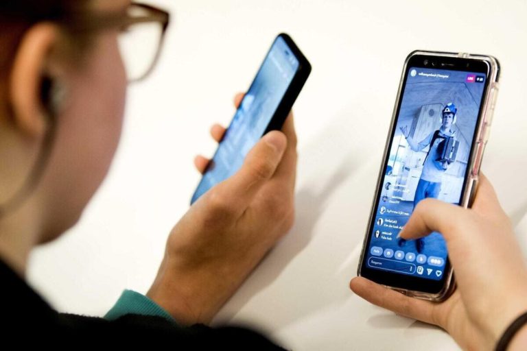Si può resistere ai danni di smartphone e social? Due esempi