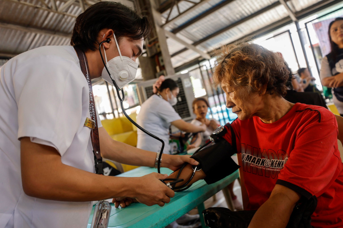 Controllo della pressione arteriosa nell’ambito di una missione sanitaria gratuita a Quezon City, Manila, Filippine, 3 maggio 2024