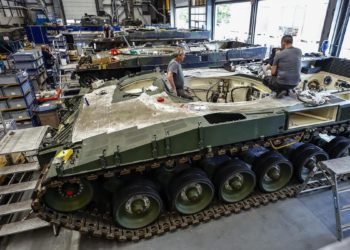 Manutenzione di un tank Leopard in una fabbrica della Rheinmetall in Germania