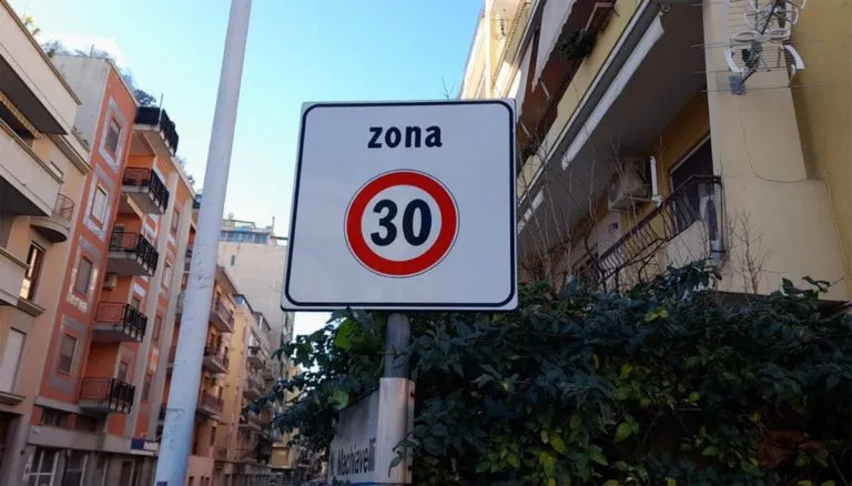 Il limite dei 30 all’ora in città provoca più inquinamento? Non esageriamo
