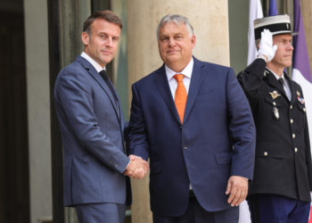Il presidente francese Emmanuel Macron accoglie all’Eliseo il primo ministro ungherese Viktor Orbán, presidente di turno del Consiglio dell’Unione Europea, 26 giugno 2024