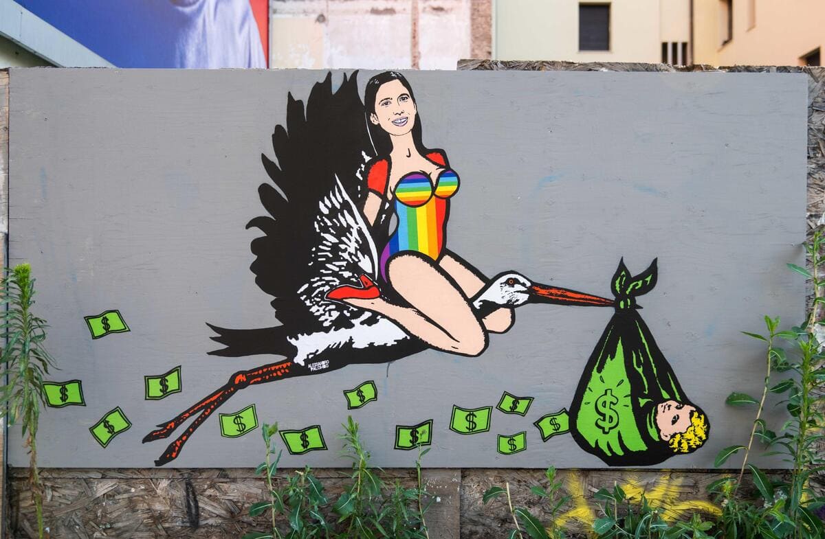 Ilmurale dell'artista Alex Sandro Palombo "Rainbow Schlein, Love, Rights and Surrogacy'', Milano, 28 giugno 2024 (Ansa)