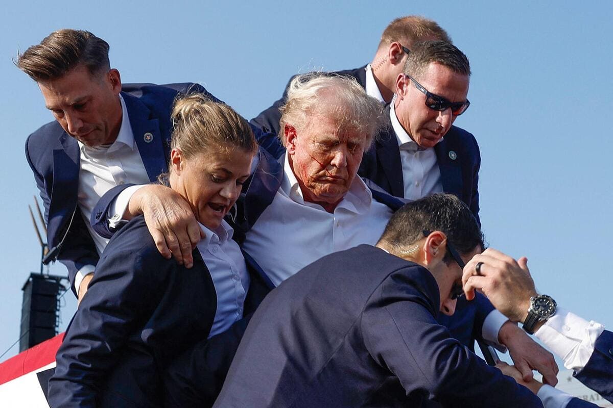 I soccorsi al canidato presidente Donal Trump, Butler, Pennsylvania, 13 luglio 2024 (Ansa)