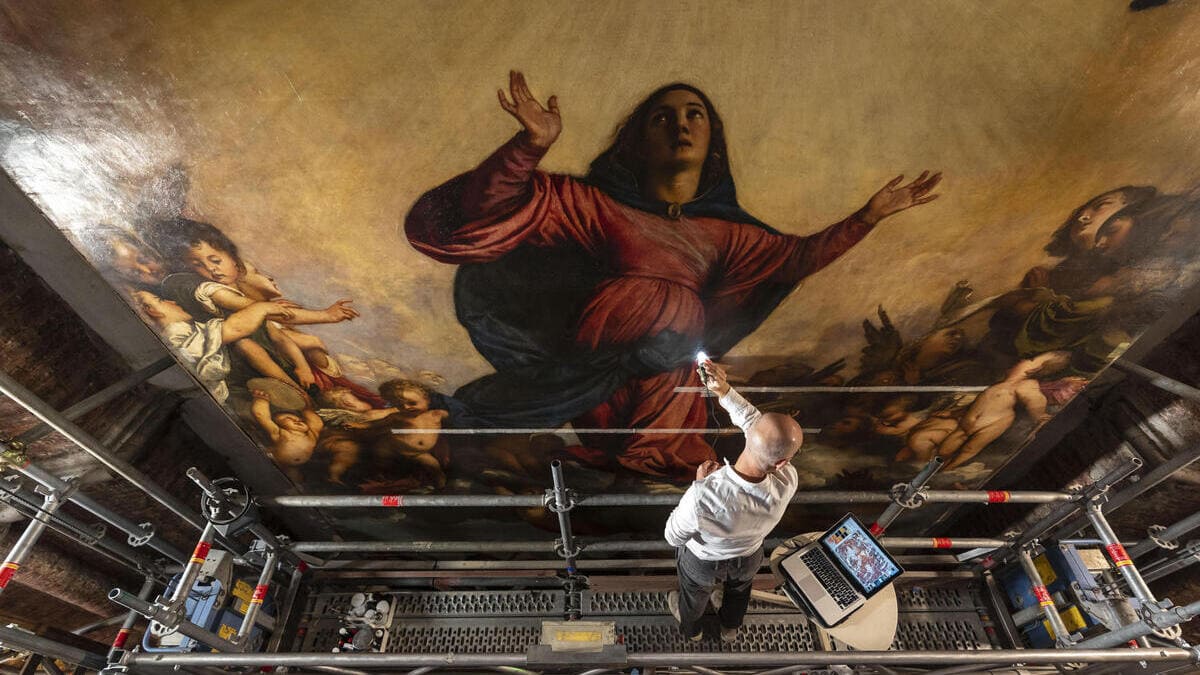Ottobre 2022, la fine lavori di restauro dell'Assunta di Tiziano, custodita nella basilica di Santa Maria Gloriosa dei Frari a Venezia (Ansa)
