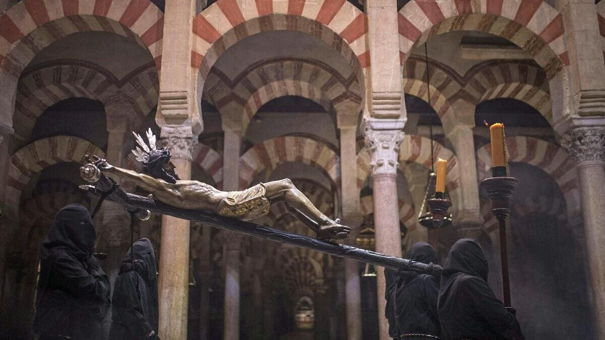 Processione nella cattedrale di Santa Maria a Cordoba
