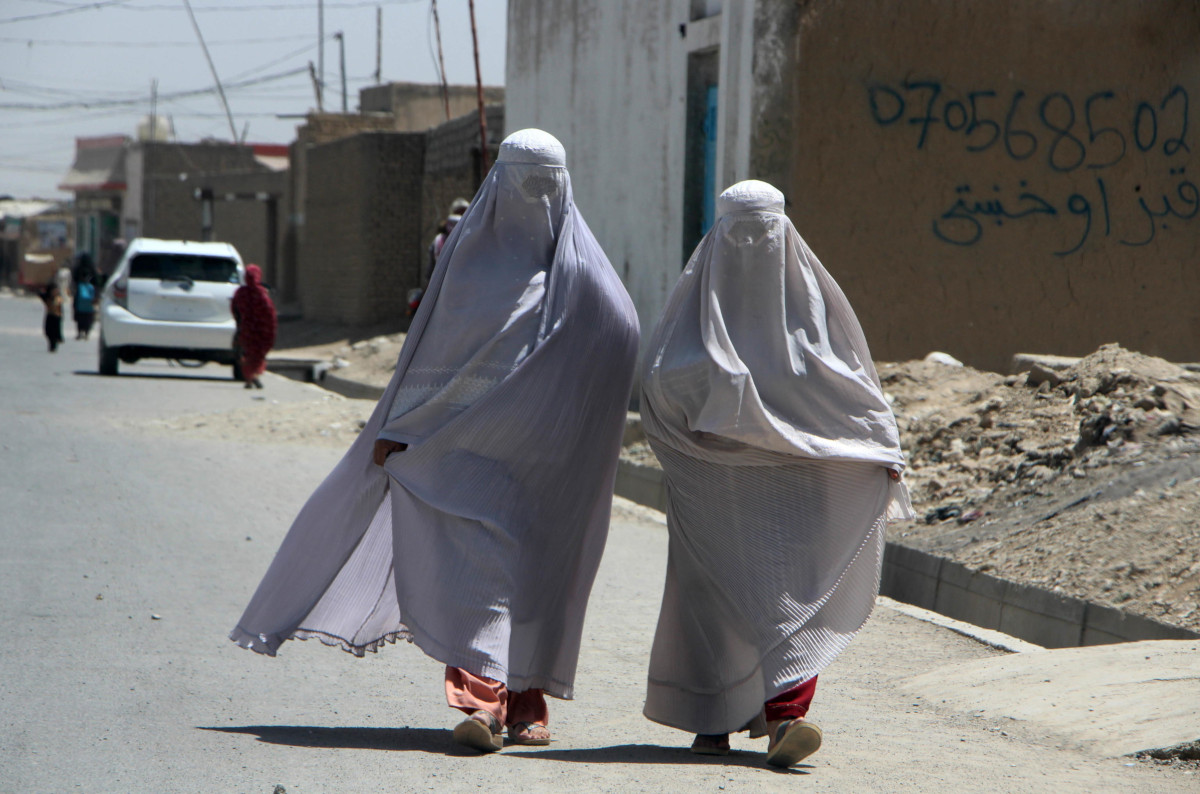 Due donne coperte dal burqa per le strade di Kandahar, Afghanistan, 22 agosto 2024
