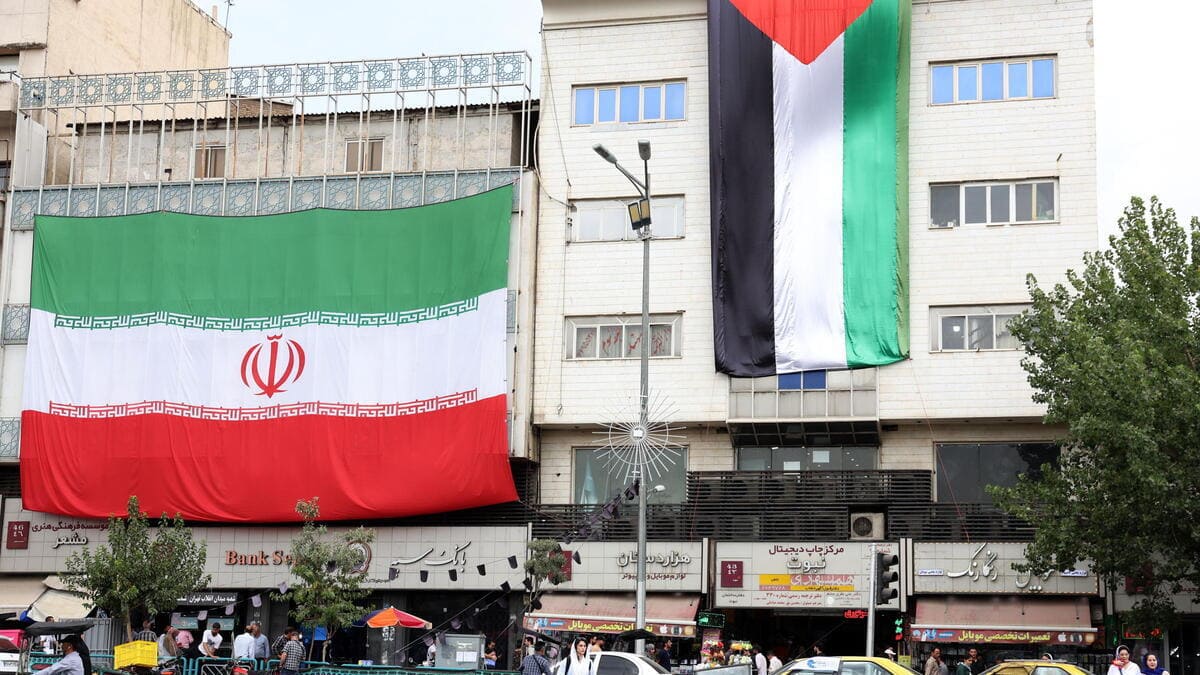 La bandiera iraniana sventola di fianco a quella palestinese a Teheran