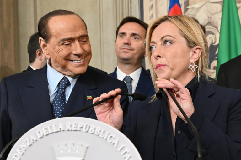 Contro la Meloni Repubblica è pronta a invocare perfino “san Silvio”