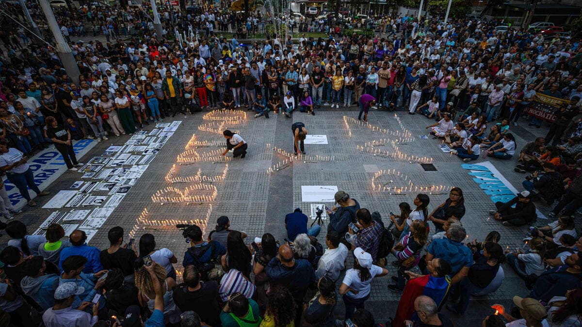 Veglia nazionale per i prigionieri politici in piazza Los Palos Grandes, a Caracas, Venezuela, 08 agosto 2024. Il regime di Maduro ha arrestato circa 2.500 persone, 23 civili sono stati uccisi (Ansa)