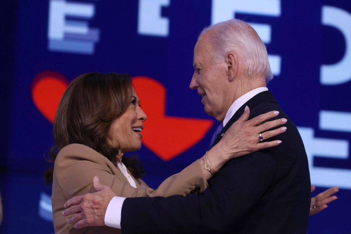 Il presidente degli Stati Uniti Joe Biden con la sua vice Kamala Harris, candidata dei democratici alle presidenziali del 5 novembre