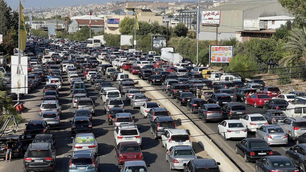 Libanesi in fuga verso Sidone e Beirut, 23 settembre 2024 (Ansa)