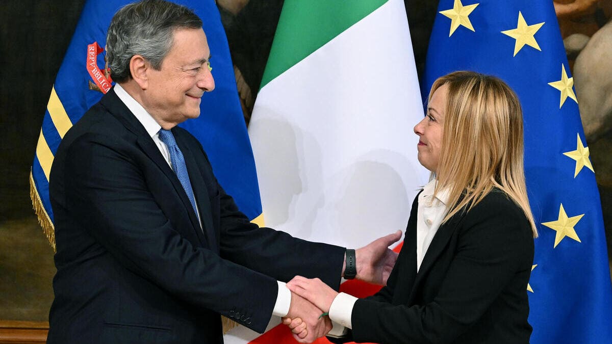 Mario Draghi lascia il governo a Giorgia Meloni nel 2022