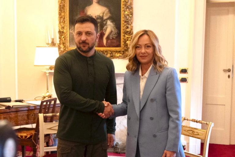 La visione d’insieme che sfugge a chi paragona la Meloni a Orbán