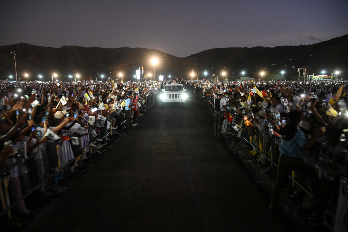 Papa Francesco sulla papamobile tra la folla dei fedeli al termine della Messa nella Spianata di Taci Tolu, Dili, Timor Est, 10 settembre 2024