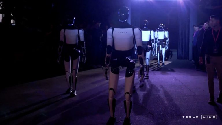Perché Musk insegna ai suoi robot a camminare come noi