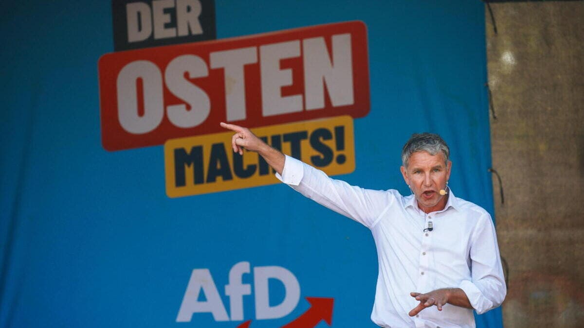 Il leader di Afd in Turingia Björn Höcke a Erfurt per la chiusura della campagna elettorale in vista del voto nel Land del primo settembre scorso, tutta giocata sull'orgoglio dell'Est (foto Ansa)