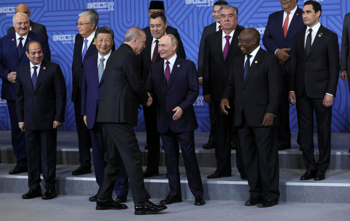 Photo opportunity al vertice dei Brics (allargato a Turchia, Azerbaigian, Arabia Saudita e a molti altri paesi) organizzato da Vladimir Putin a Kazan, Russia, 24 ottobre 2024 (foto Ansa)