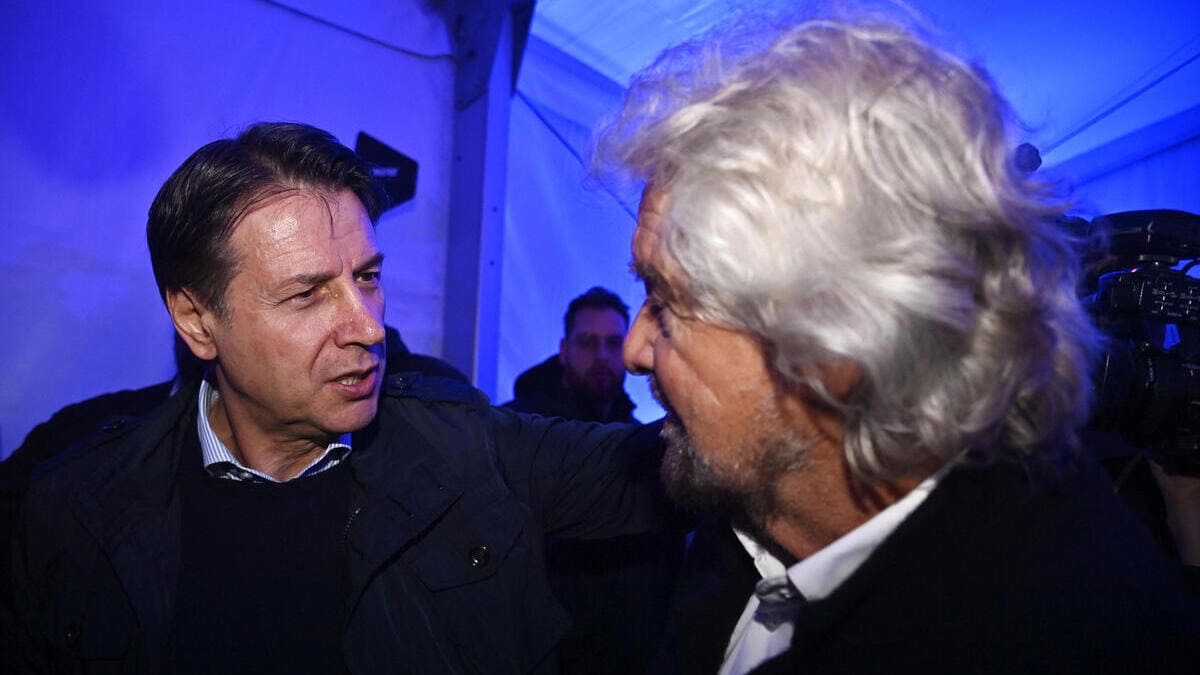 Il fondatore del M5s, Beppe Grillo, con il presidente del movimento Giuseppe Conte, Roma, 18 novembre 2023 (Ansa)