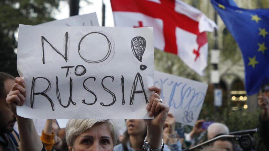 Manifestazione contro l'approvazione della legge sugli agenti stranieri