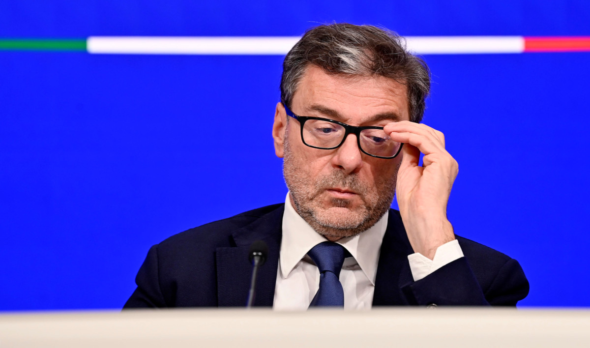 Il ministro dell’Economia Giancarlo Giorgetti alla conferenza stampa di presentazione della manovra economica a Palazzo Chigi, Roma, 16 ottobre 2024 (foto Ansa)