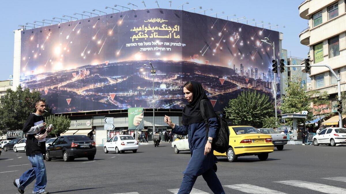 Un cartello di propaganda in Iran mostra un attacco missilistico contro Israele