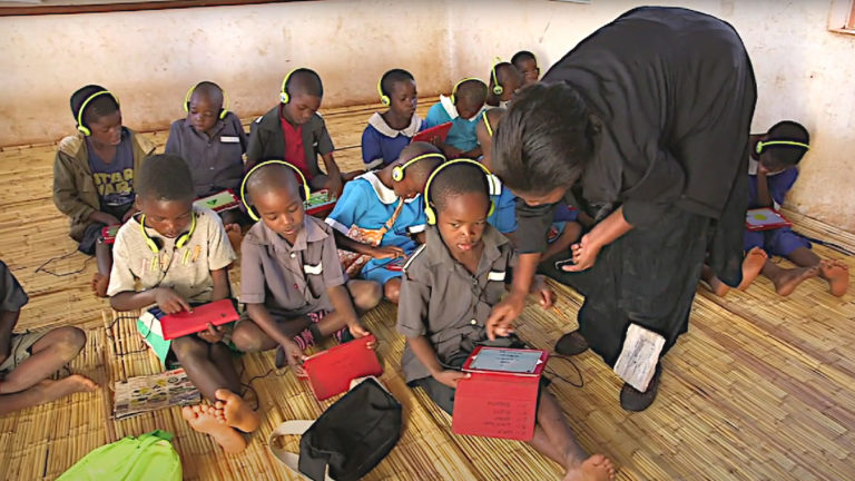 Un modo intelligente di usare la tecnologia a scuola? Ce lo insegna il Malawi