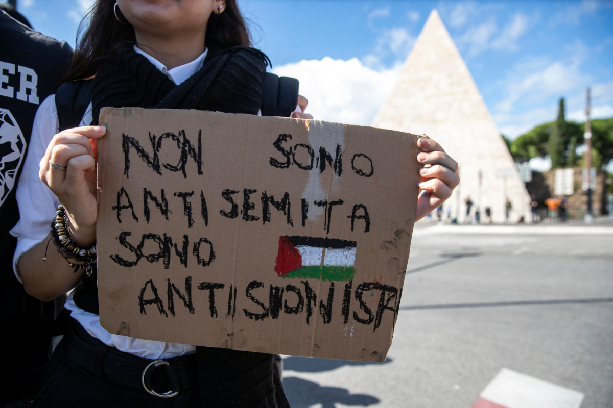 Un cartello contro Israele esposto alla manifestazione pro Palestina di sabato 5 ottobre a Roma