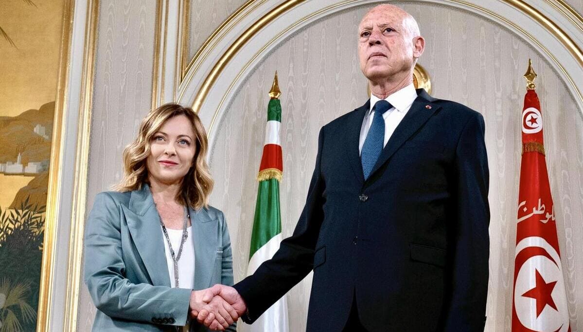 Giorgia Meloni col presidente tunisino Kais Saied, Tunisia, 17 aprile 2024 (Ansa)