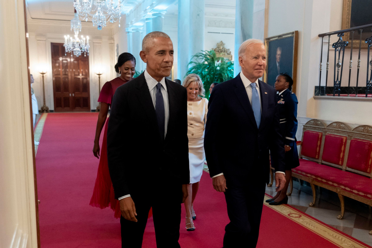 Il presidente americano Joe Biden con il suo predecessore Barack Obama. Alle spalle le rispettive mogli